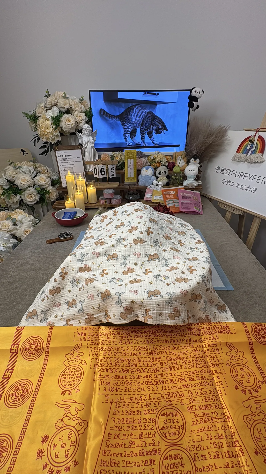 绍兴宠物告别仪式中的鲜花与纪念照片